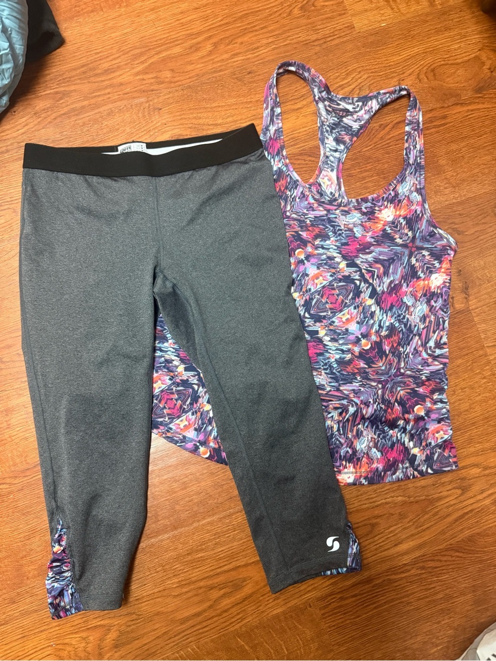Gray Capri Leggings with Subtle Patterned Hem
